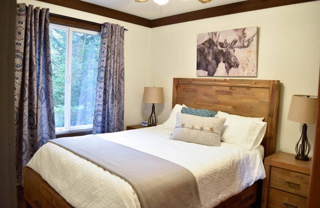 2-BEDROOM COTTAGE | QUEEN BED + 2 TWIN BEDS + QUEEN SOFA BED | UP TO 6 GUESTS