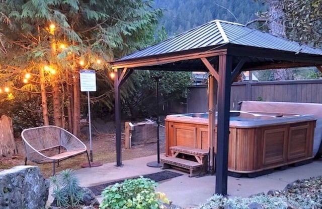 2-BEDROOM COTTAGE | 2 QUEEN BEDS | FAMILY-FRIENDLY | SLEEPS UP TO 4