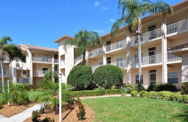 2 Bedroom Condo 427612 by Houzlet
