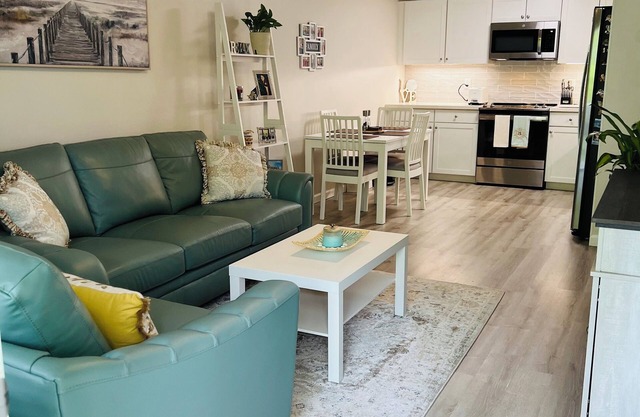 2-bedroom condo in fabulous Gulf Breeze with WiFi, AC