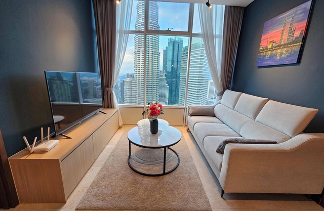 2-bedroom condo plus 1 extra Bunk bed with 600Mbps WiFi facing KLCC view