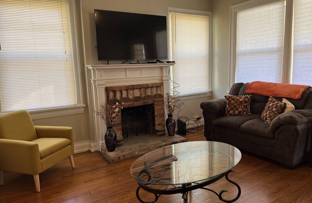2 Bedroom Cottage-walking distance to downtown