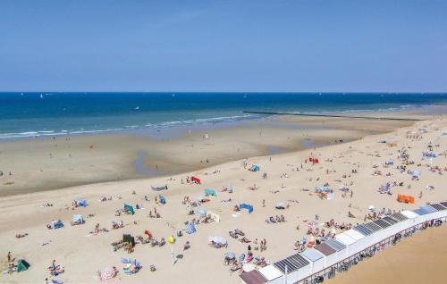 2 Bedroom Cozy Apartment In Oostende