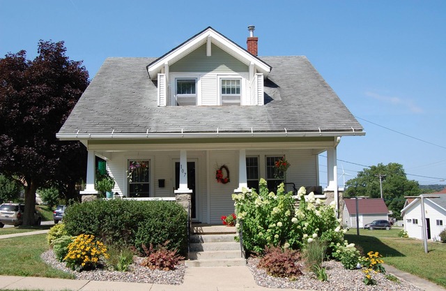2 Bedroom Downtown Bungalow- Must see!