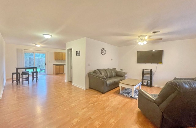 2-bedroom Duplex with Attached Garage and WIFI in Cambria