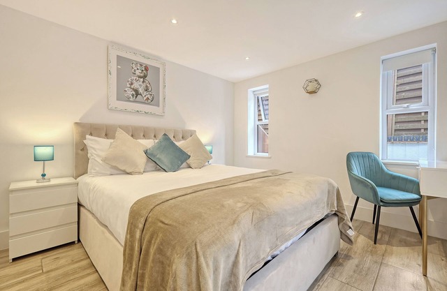 2 Bedroom, extra stylish, stunning apartment - Escape London, in London