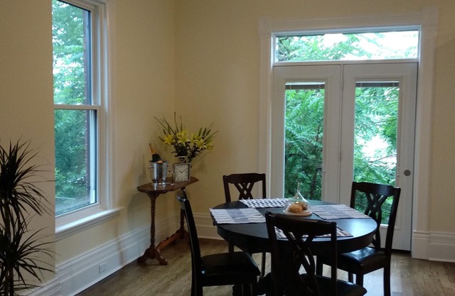 2 bedroom home, steps away from the town centre, theatres, restaurants & river.