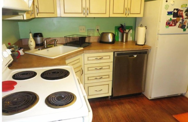 2 bedroom home, walk to beach, 10 minute drive to Portland. 30 day minimum stay