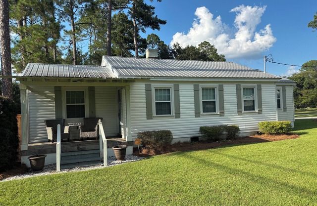 2-bedroom house in charming Thomasville w/small, fenced area & covered parking.