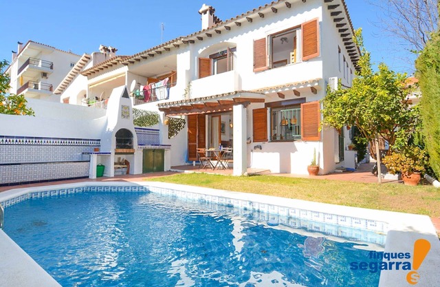 2 bedroom house with private pool, barbecue and AA/CC