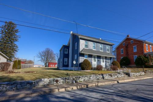 2-Bedroom House w/Large Outdoor and Firepit!