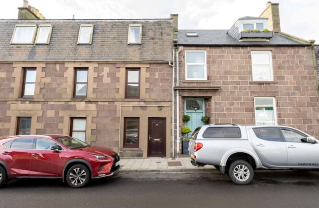2 Bedroom in the Centre of Stonehaven with Seaviews, near the Beach & Harbour!