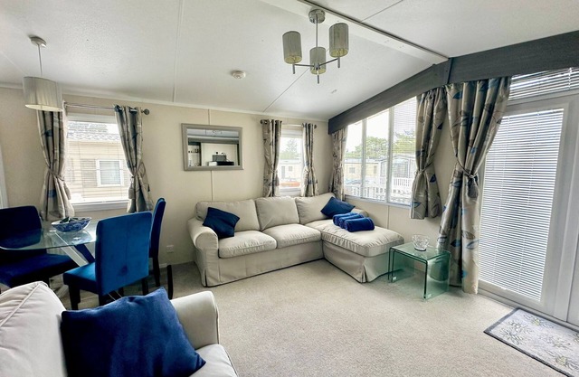 2 Bedroom Luxury Caravan on Family Park and short drive to Bournemouth Beach