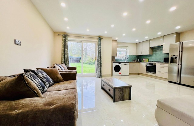 2 Bedroom Luxury Flat or Appartment near Heathrow with Garden