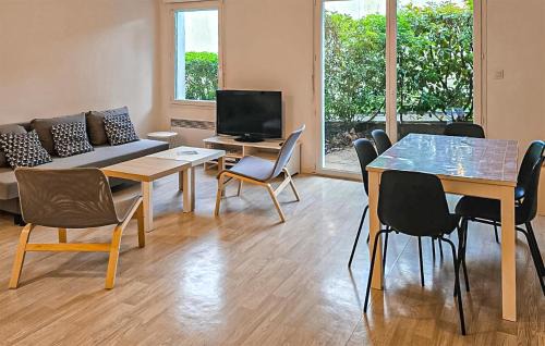 2 Bedroom Nice Apartment In Le Pellerin