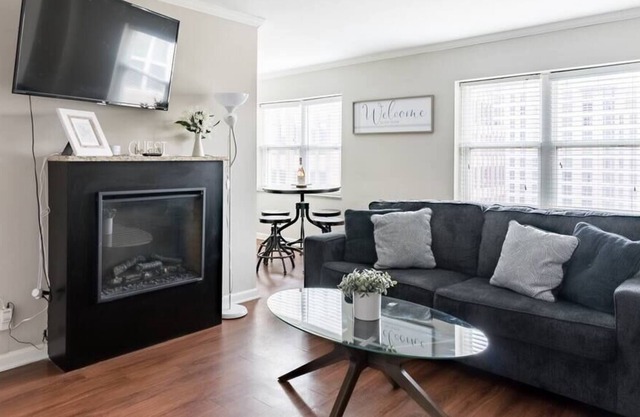 2 Bedroom Penthouse One Blk to KC Plaza Pool/Gym