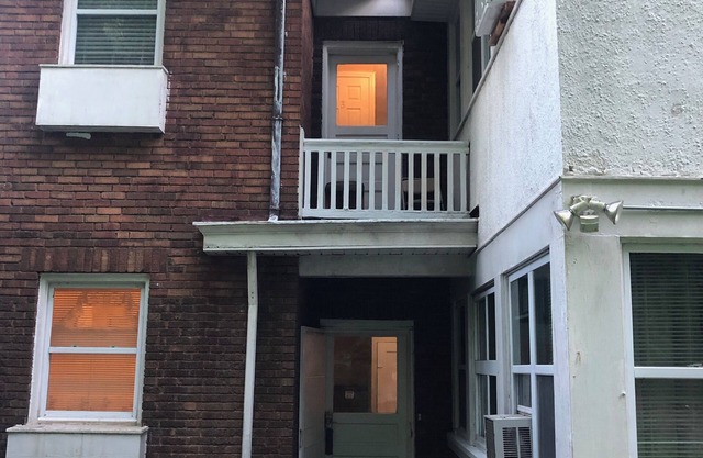 2 Bedroom Petite Apartment perfect for 5, in a cool Historic Clifton House
