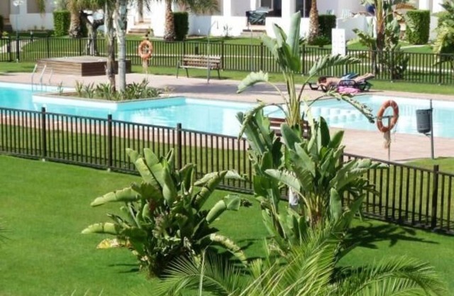 2 Bedroom (sleeps 4/5) ground-floor apartment backing onto grass area & pool