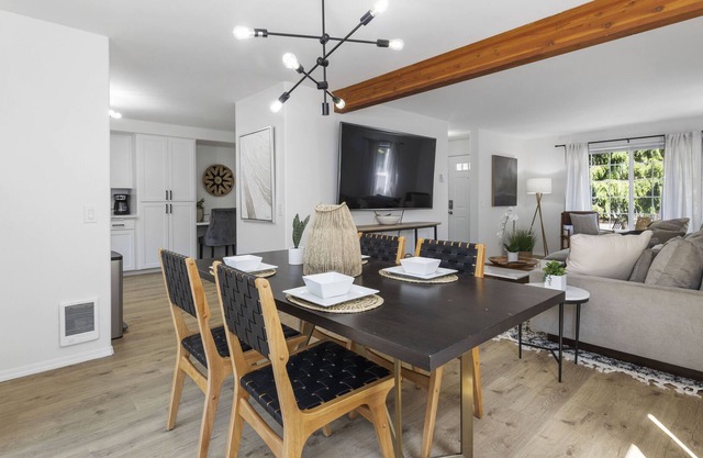2 bedroom spacious modern townhouse, 75" TV, 5min from Beach