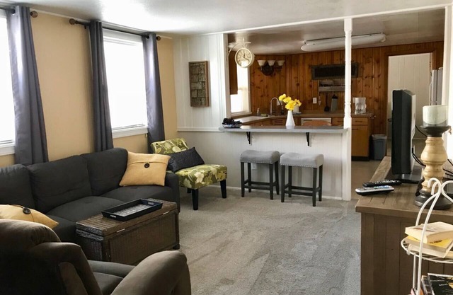 2 bedroom w/full kitchen ~ Close to the St Peter's Hospital and State Capitol