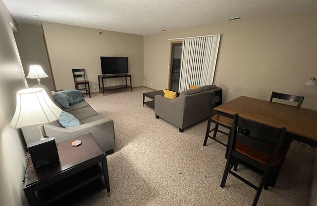 2 Bedroom whole apartment close to Lincoln unit 7.nClose to Branched Oak Lake.