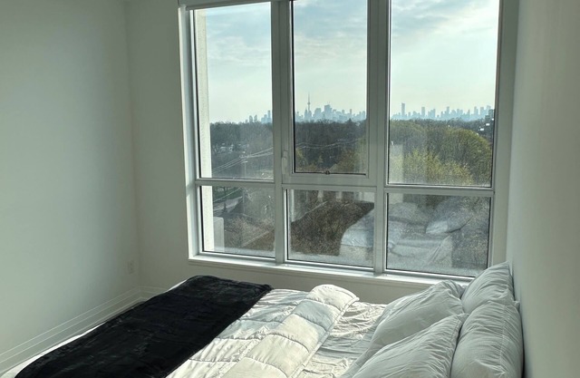 2 BEDROOM WITH CLEAR VIEWS OF THE TORONTO SKYLINE 2KMS FROM WOODBINE BEACH
