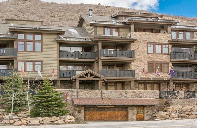 2 Bedrooms (1 King - 2 Queens), 3 Full Bathrooms, Sleeps 8