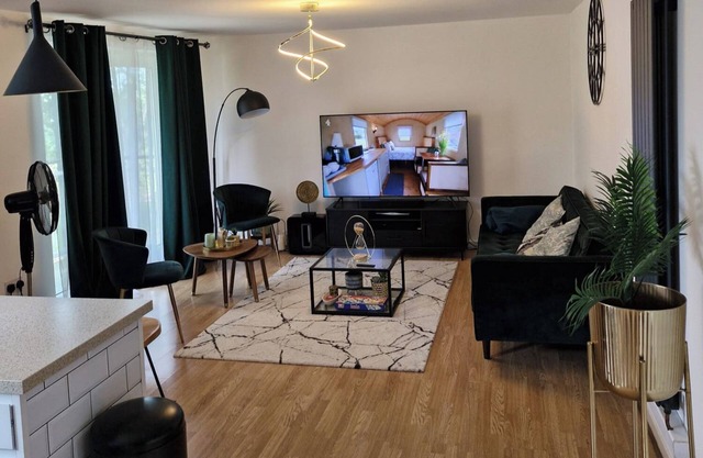 2 Beds, Sleeps 5, Pets Ok, Balcony & Free Parking