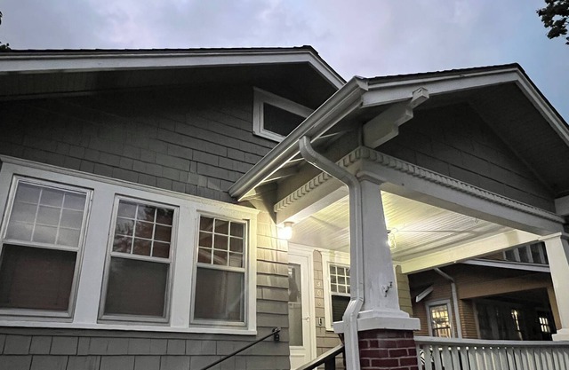 2 blocks from local hospitals! Monthly rental perfect for medical professionals