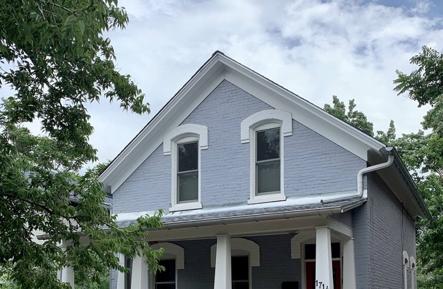 2 Blocks North of Pearl St, Walk To Downtown