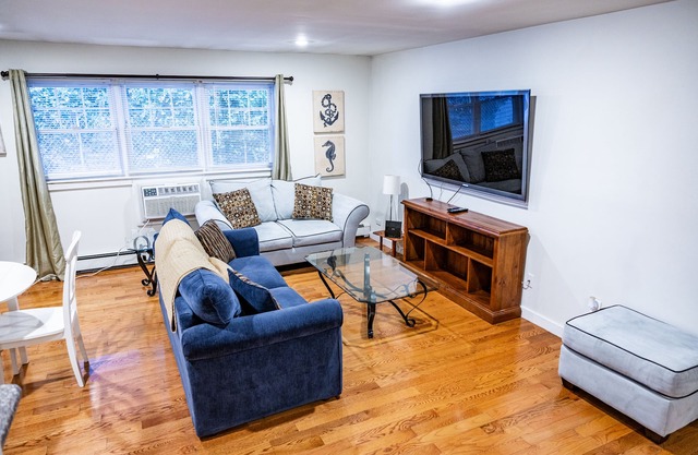 2 blocks to the beach- pet friendly with parking!