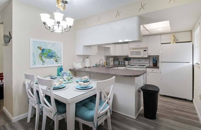2 BR/2 BA second story condo close to beaches - The Sand Dune