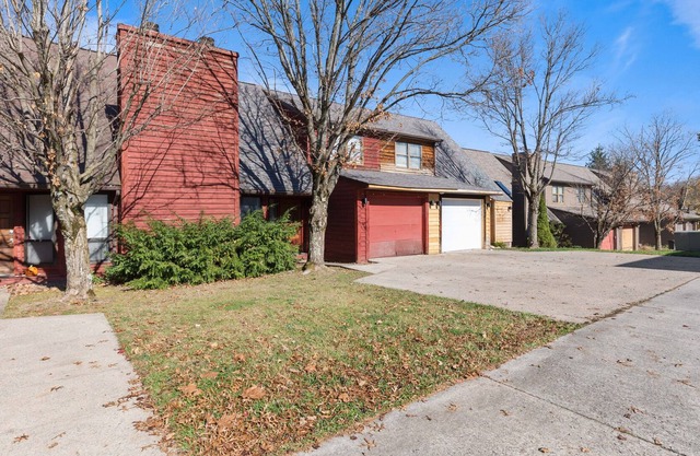 2 BR/2 bath King-suite townhouse right next to WVU Stadium & Hospital