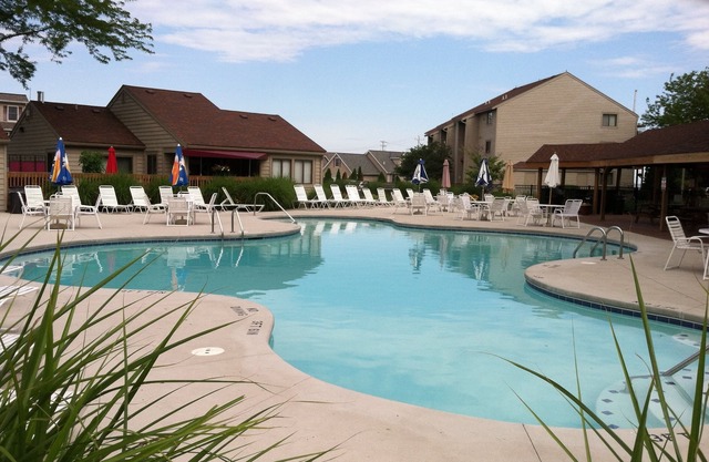 2 BR -2Bath-1st flr unit-Pool- Book 2 might min weekdays in Sept for 20% off