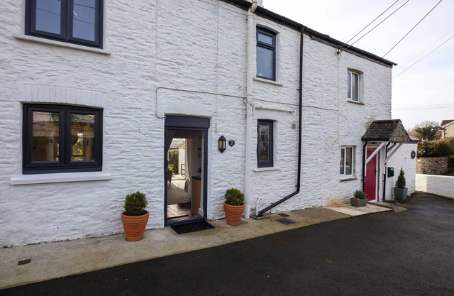 2 BR Character Cottage Sleeps 3 in Cornish Village