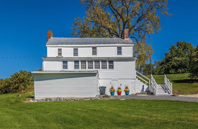 2 Br. Farmhouse Getaway - Close to everything, but far enough away to relax