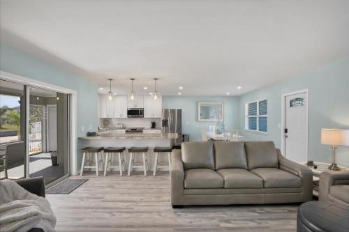 2 BR,Heated POOL, 1 Mile direct gulf access, GREAT Location, Dockage