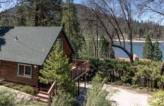 2 BR log cabin with lake view, wrap-around deck, Ping-Pong & wood stove