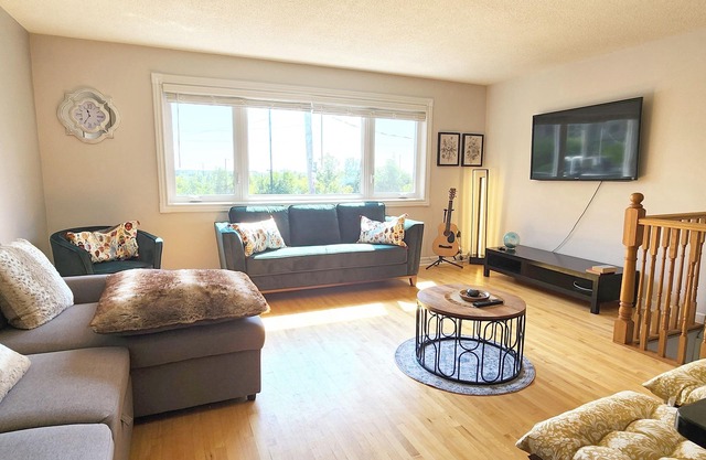 2 BR near Downtown Toronto|Sleeps 5|2 parking spots