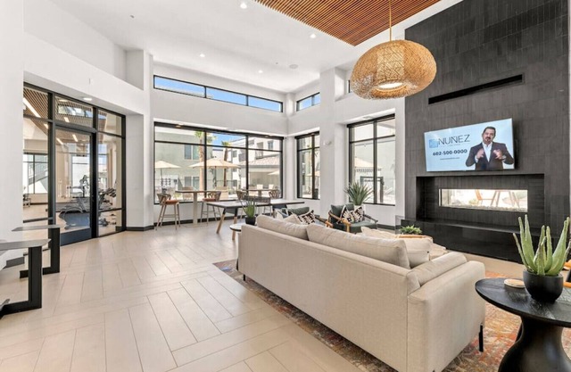 2 BR near State Farm Stadium w Gym & Outdoor pool.