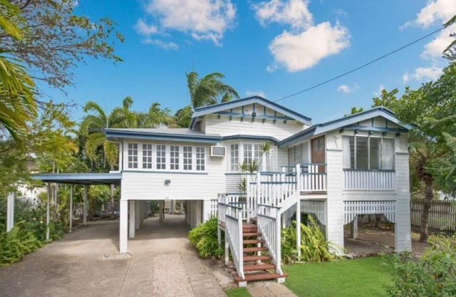 2 BR Queenslander on Cook*Walk To Strand**FULLY SELF-CONTAINED PRIVATE SPACE*