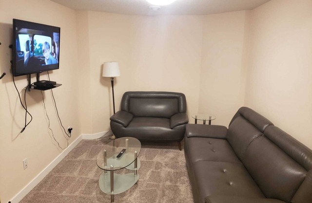 2 BR SUITE with Spacious Kitchen and Hi Speed Internet Ideal for Long Stays