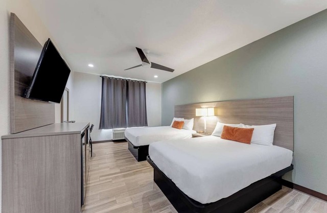 2 Budget-Friendly Rooms w/Free Breakfast & Prime Location in DT