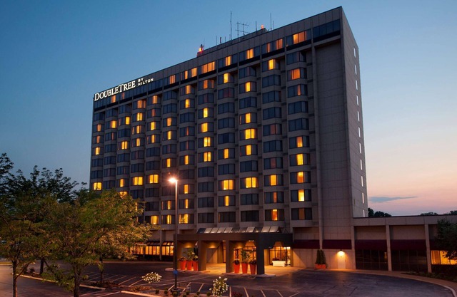 2 Connecting Suites at a 4⭐️ Hotel