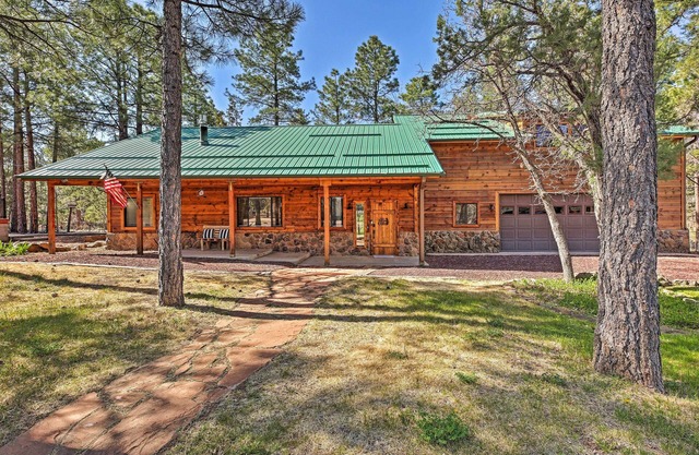 2 Decks & Game Room: Expansive Family Cabin