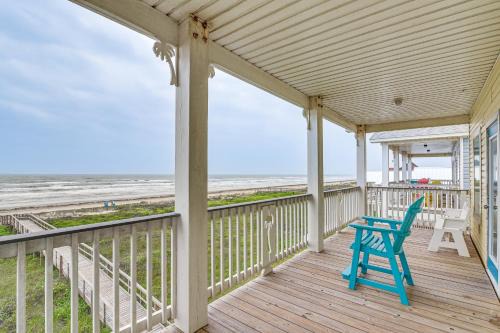 2 Decks, Patio and Views Beachfront Texas Retreat