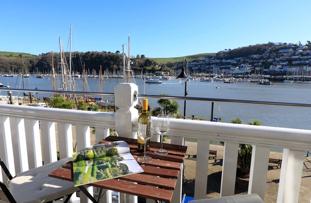 2 EMBANKMENT HOUSE, family friendly in Dartmouth