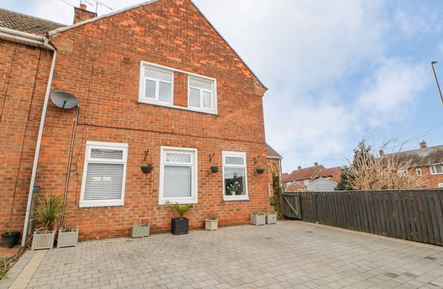 2 HARTBURN ROAD, pet friendly, with a garden in Tynemouth