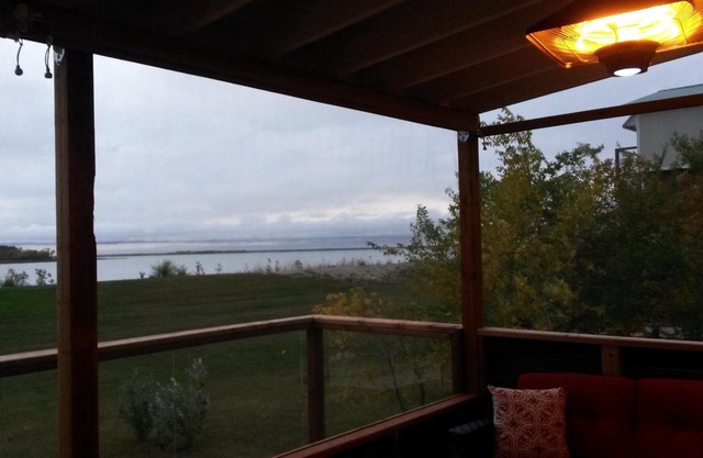 2 hrs from Winnipeg Lakefront Vacation Rental Cottage