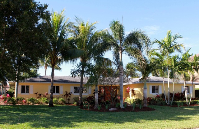 2 King Bedrooms + 2 Queen Beds, Fort Myers Waterfront Home